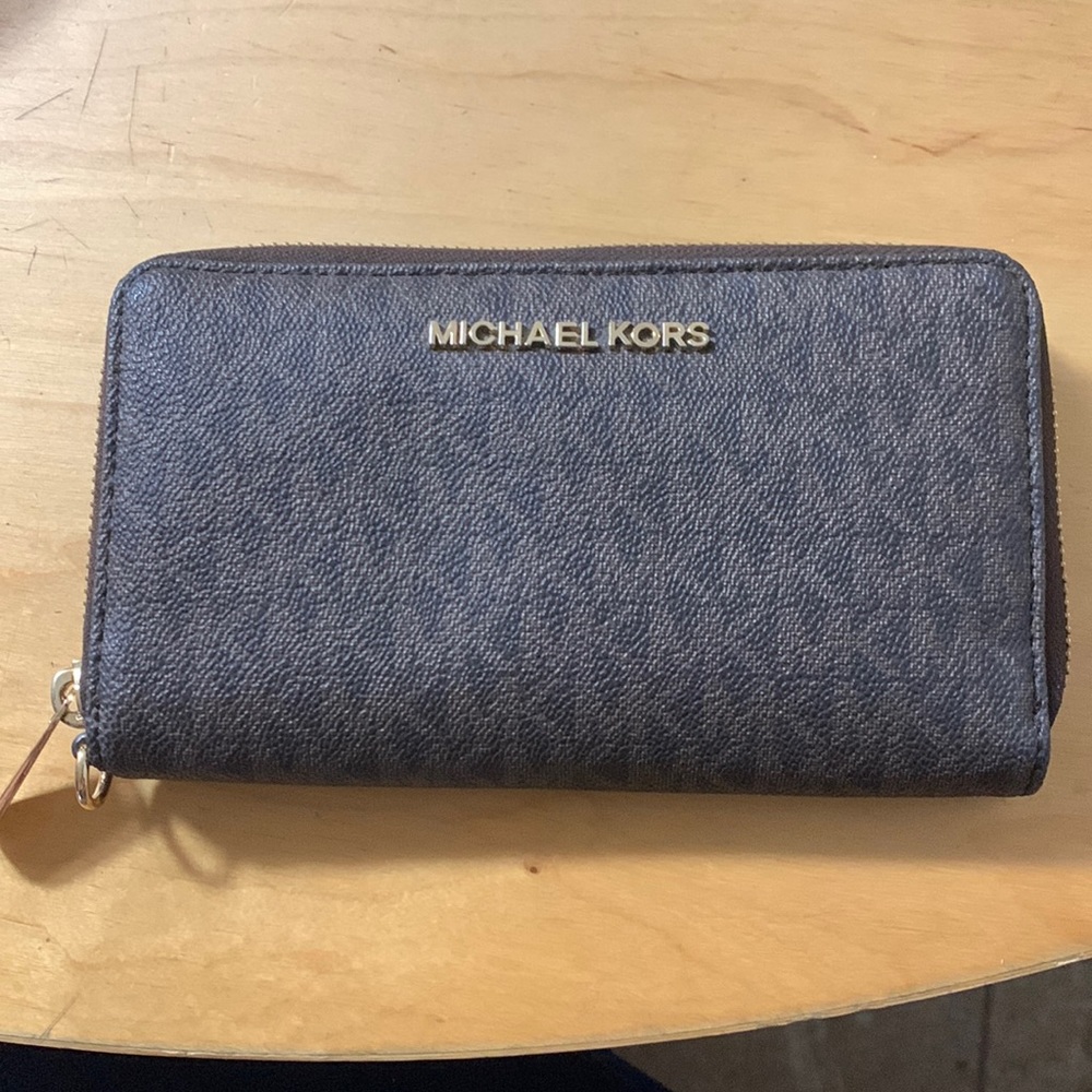 Michael Kors Jet Set Travel Large Phone Case Wallet.No wrist strap.